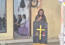 Sthela Bentian Bacakan Sambutan Bupati pada Pemakaman Roseta Tatodi