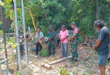 Koramil 04/Rainis Bersama Warga Desa Laksanakan Doa dalam Penggalian Sumur Bor