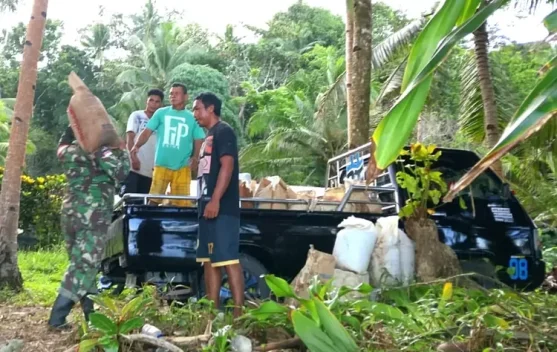 Babinsa Bantu Jemaat Angkat Material Bangunan Gereja