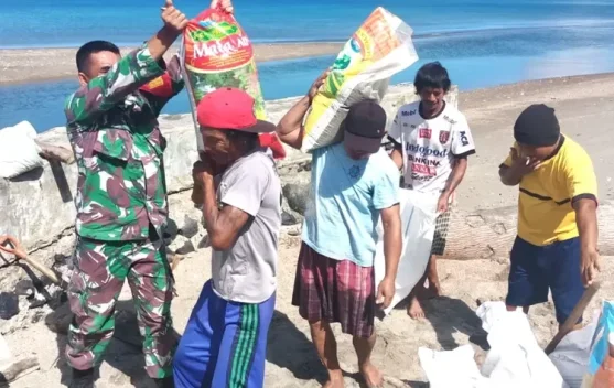 Babinsa Bantu Warga Bangun Rumah Tinggal
