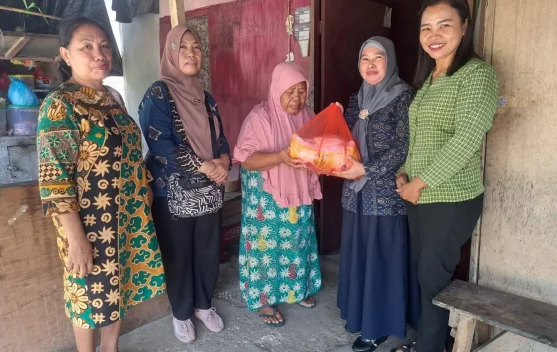 DWP Kemenag Talaud Serahkan Batuan Sembako Kepada Umat yang Menjalankan Puasa