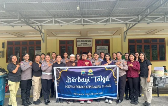 Polwan Polres Talaud Bagikan Takjil di Masjid Melonguane