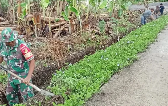 Babinsa Kabaruan Gotong Royong Bersihkan Saluran Air Desa