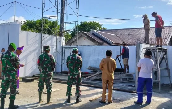 TNI dan Warga Gelar Doa Bersama Pemasangan Atap KDKMP