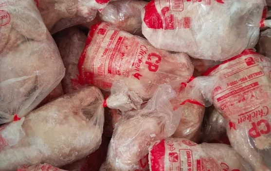 Harga Daging Ayam Broiler di Pasar Lirung Turun