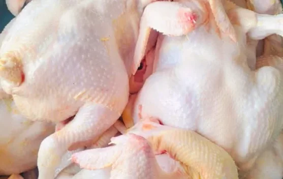 Harga Daging Ayam Broiler di Pasar Lirung Turun