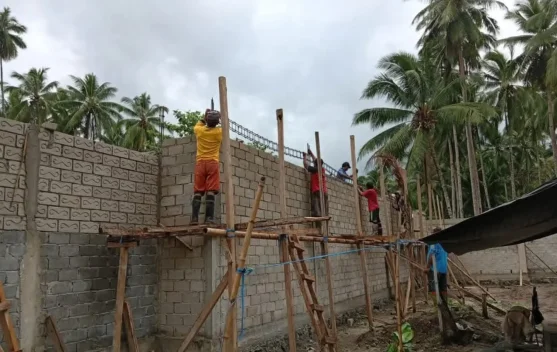 Babinsa Koramil 04/Rainis Bantu Pembangunan KDKMP di Desa Dapihe