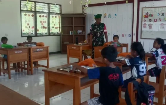 TNI Kawal Makan Bergizi Gratis Anak Sekolah di Beo Selatan Talaud