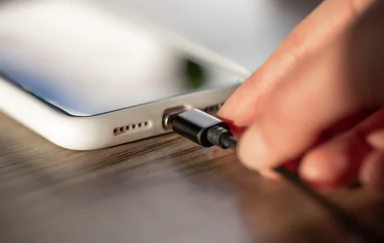 Dampak Penggunaan Charger Ponsel Tidak Sesuai Daya