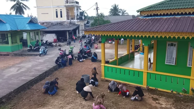 MTs Aqidatunnajin Gotong Royong Bersihkan Masjid Desa