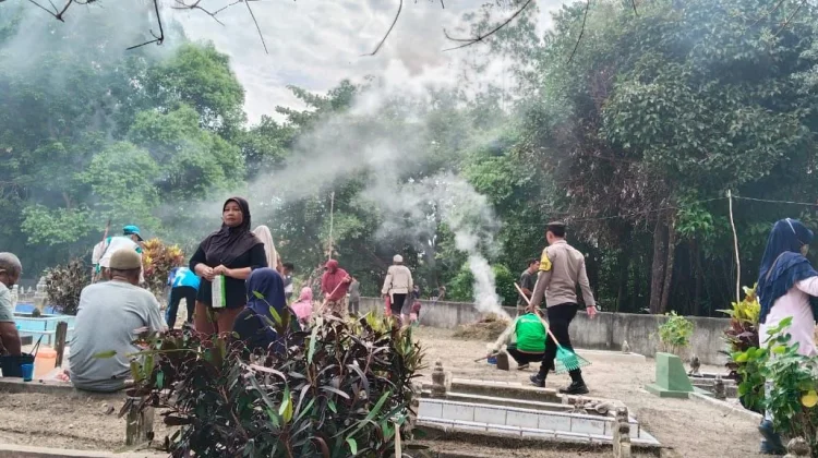 jelang Ramadhan, Warga Berindat Bersihkan Pemakaman