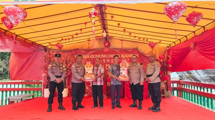 Polres Anambas Salurkan Parcel Imlek ke Vihara