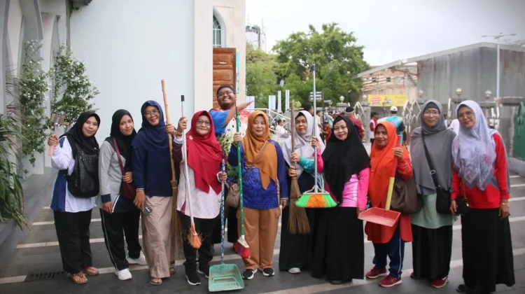 Pegawai Kemenag Tanjungpinang Sikat Masjid Jelang Ramadan