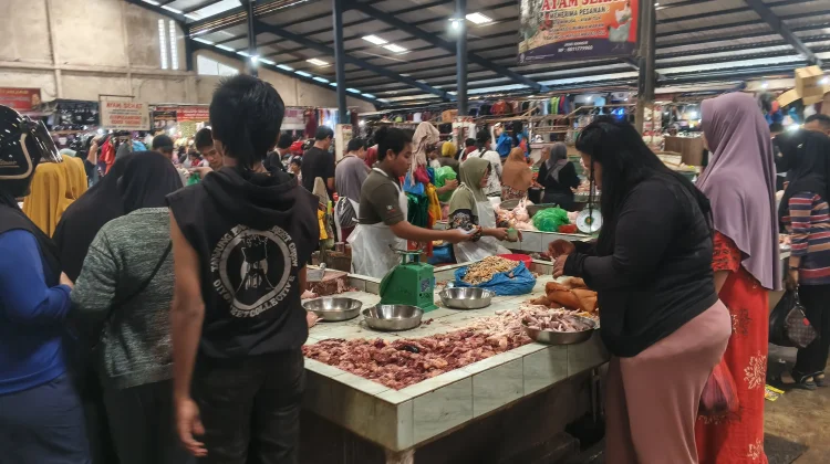 jelang Ramadan Harga Daging di Pasar Bincen Merangkak Naik