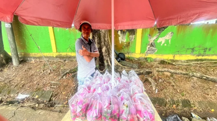 Tradisi Ziarah Hidupkan Pedagang Bunga di Tanjungpinang