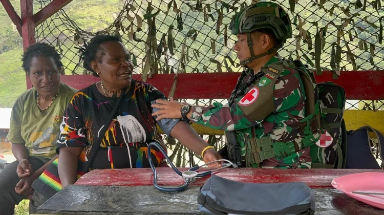 Pengobatan Gratis TNI Disambut Antusias Masyarakat Distrik Ilu