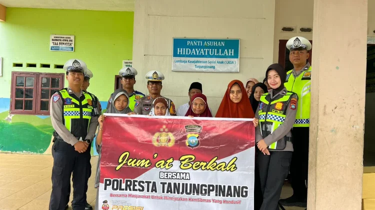 Sat Lantas Polresta Tanjungpinang Laksanakan Jum'at Berkah di  Panti Asuhan