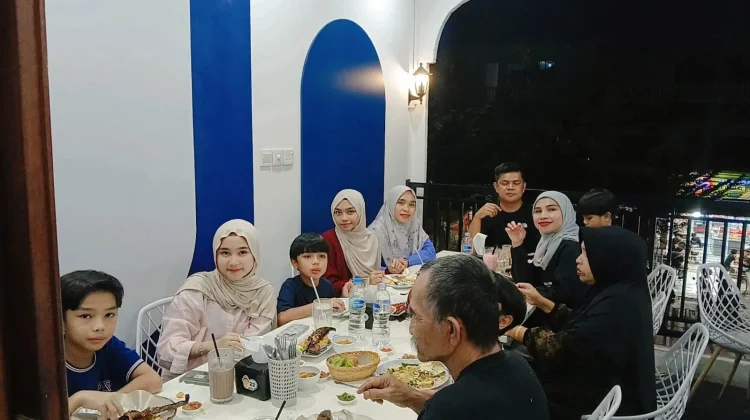 Eratkan Hubungan Keluarga Dengan Berbuka Puasa Bersama
