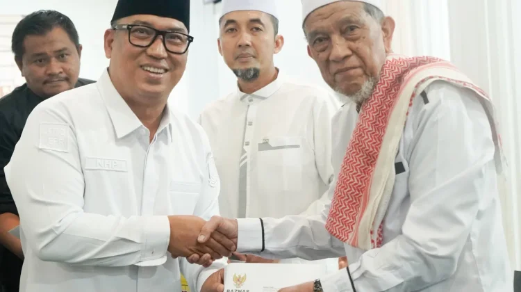 Wagub Kepri Serahkan Bantuan saat Safari Ramadan