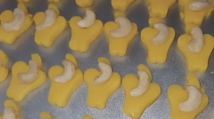 Belajar dari Nol, Maysarah Antusias Buat Kue Lebaran