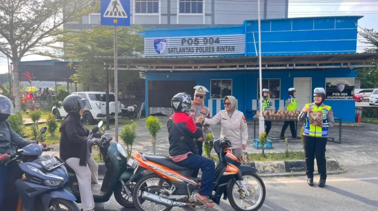 Satlantas Bintan Bagikan 150 Paket Takjil Ramadan