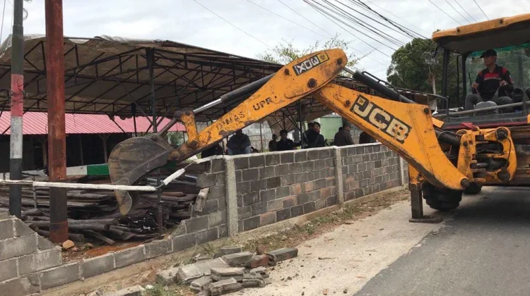 Satpol PP Tanjungpinang Bongkar Paksa Pagar Bangunan