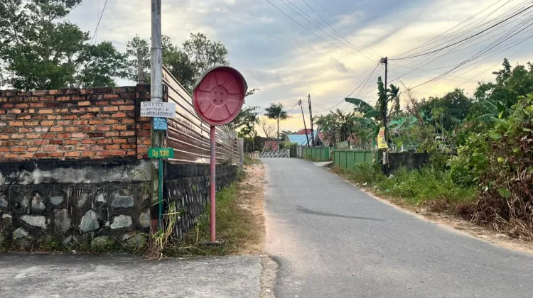 Cermin Tikungan Rusak, Warga Khawatir Rawan Kecelakaan