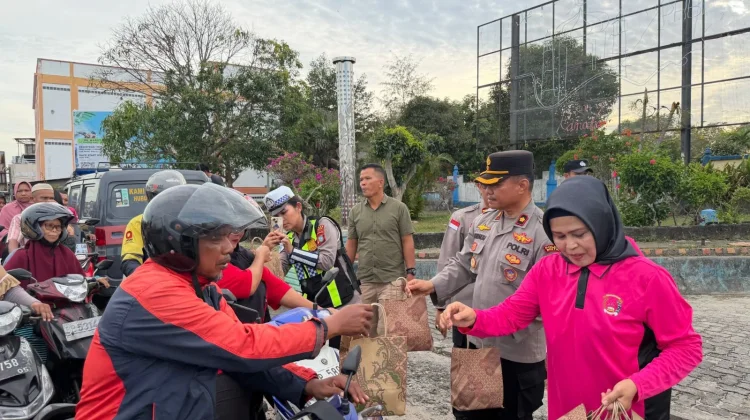 Polsek Bintan Utara Bersama Bhayangkari Cabang Bintan Berbagi Takjil