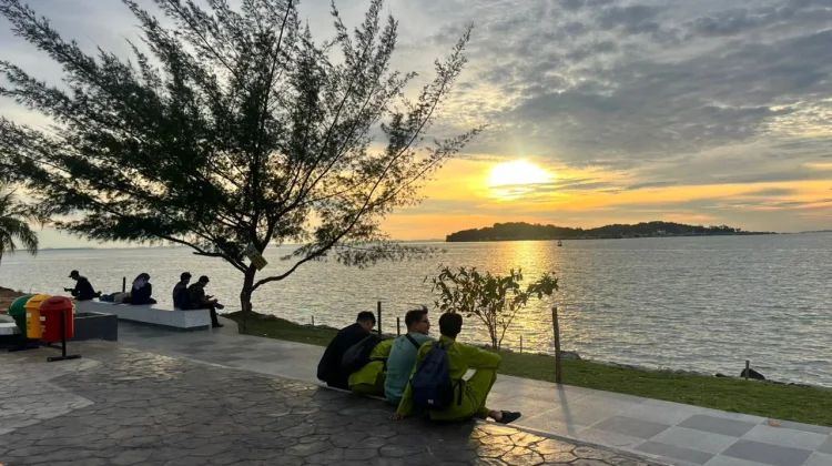 Sunset Tepi Laut Tanjungpinang, Tempat Favorit Tunggu Buka Puasa
