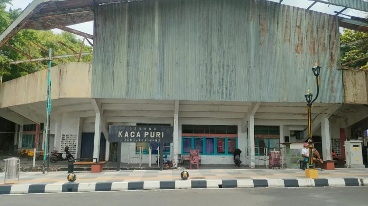 Masyarakat Menyayangkan Gedung Kaca Puri yang Terbengkalai