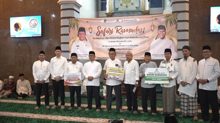 Wagub Kepri Serahkan Bantuan saat Safari Ramadan di Batam