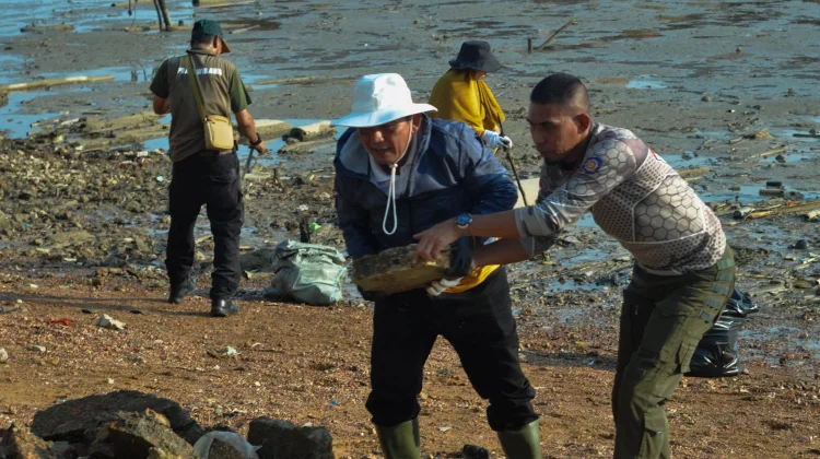 Ngabuburit Bermanfaat, Gubernur Ansar Bersihkan Laut Pulau Penyengat