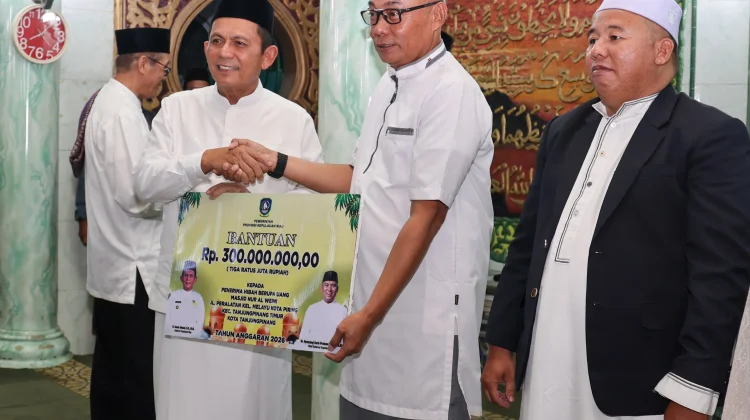Gubernur Ansar Salurkan Hibah Masjid Saat Safari Ramadhan