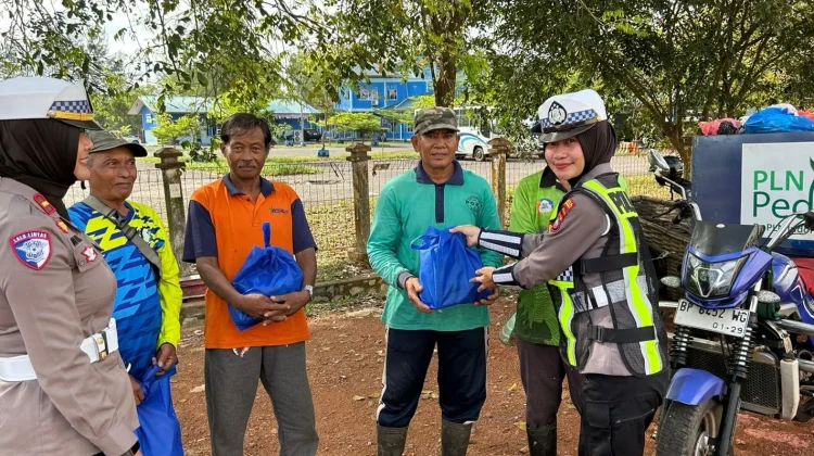 Sat Lantas Polresta Tanjungpinang Bagikan Bansos dalam Kegiatan Jumat Berkah