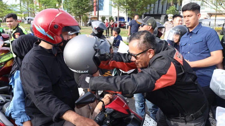Kapolda Kepri Bersama HDCI Batam - Kepri Bagikan Helm dan Takjil