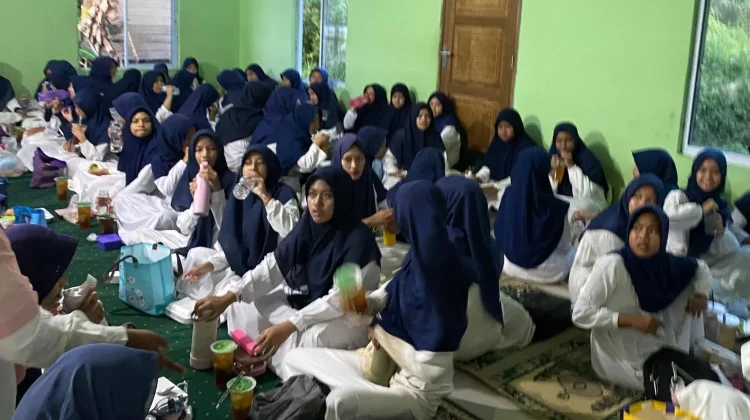 Bukber Perdana MTs Aqidatunnajin Daik Perkuat Silaturahmi Madrasah