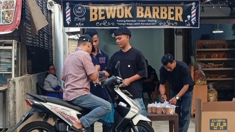 Promosi Ramadan, Bewok Barber Bagikan 150 Takjil