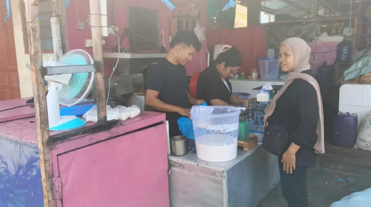 Permintaan Santan Masih Normal jelang Lebaran di Pasar baru Tanjung Uban