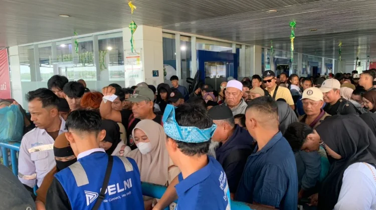 Arus Mudik Lebaran Memuncak, Ratusan Penumpang Padati Pelabuhan SBP