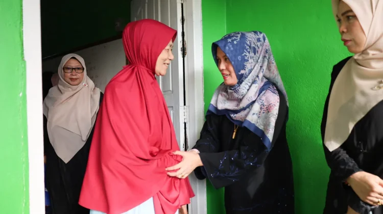 Deby Maryanti Silaturahmi dan Bantu Lansia Bintan