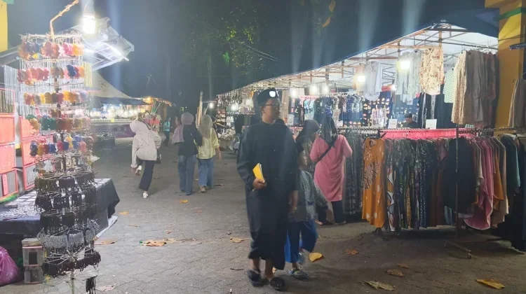 Malam Terakhir Bazar Pamedan Dipadati Warga