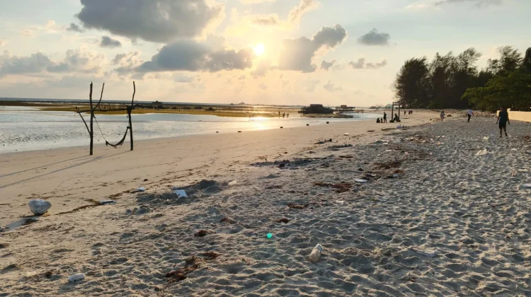 Kunjungan Wisatawan Pantai Trikora Meningkat saat Libur Lebaran