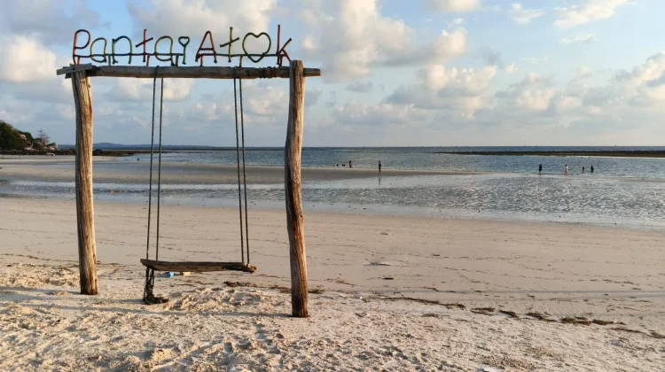 Pantai Atok Dipadati Wisatawan saat Libur Lebaran