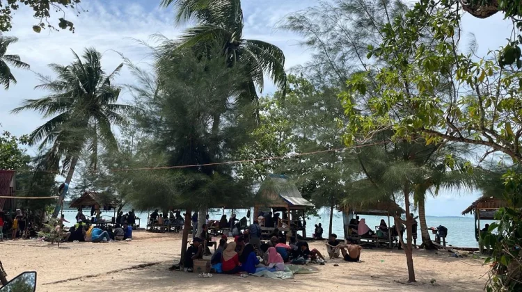 Kunjungan Pantai Gaseng Meningkat Tajam saat Lebaran