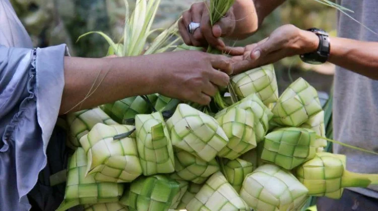Tradisi Lontong Ketupat Warnai Perayaan Lebaran di Tanjungpinang
