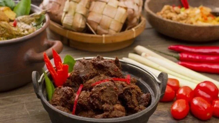 Rendang Jadi Menu Wajib Lebaran, Tradisi Kuliner yang Tetap Lestari