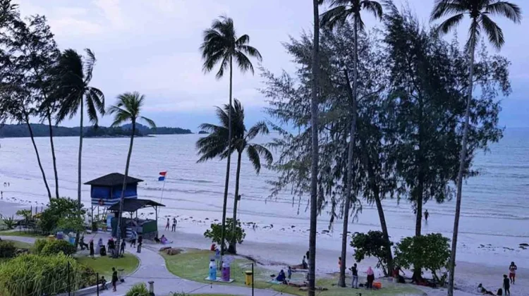 Masyarakat Manfaatkan Libur Lebaran Berwisata ke Pantai Trikora dan Lagoi