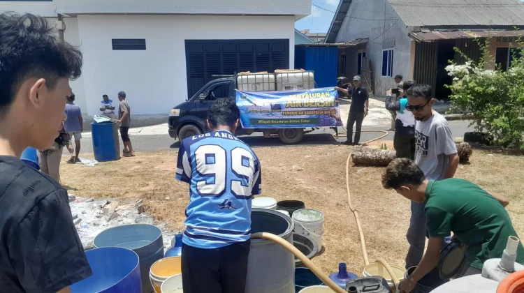 Pemkab Bintan Salurkan Air Bersih untuk Warga