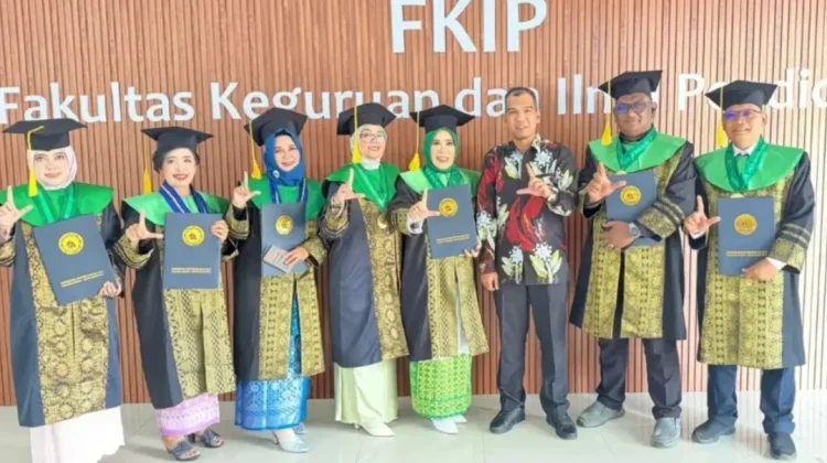 Wabup Hadiri Wisuda, Istri Turut Raih Magister