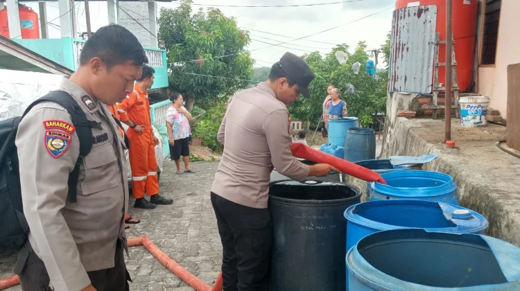 BPBD dan Polsek Tanjungpinang Barat Bantu Warga Terdampak Kekeringan